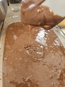 Pâte à brownies versée dans un plat avant cuisson