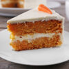 carrot cake américain sur une assiette blanche