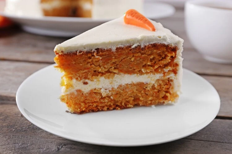 carrot cake américain sur une assiette blanche