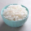 bol bleu ciel rempli nouilles de riz cuites sur un fond gris