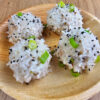 dim sum perlés chinois sur une assiette en bois