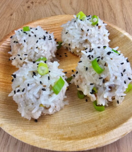 dim sum perlés chinois sur une assiette en bois