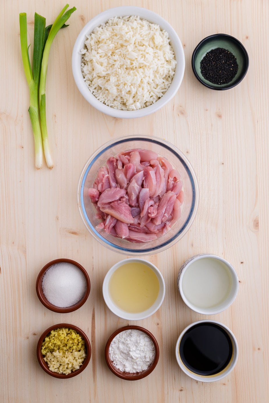 ingrédients pour le poulet teriyaki sur fond de bois