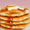 pancakes recouverts de sirop d'érable et de beurre