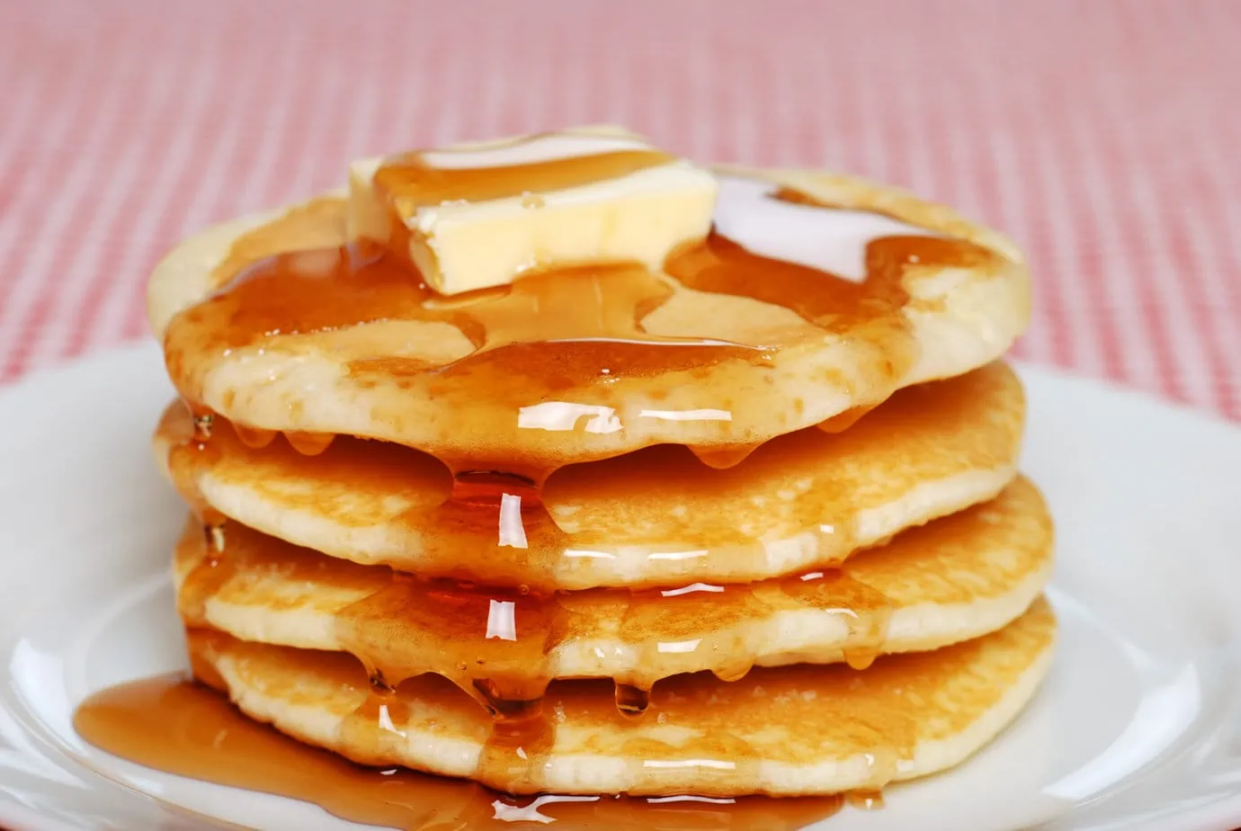 pancakes recouverts de sirop d'érable et de beurre