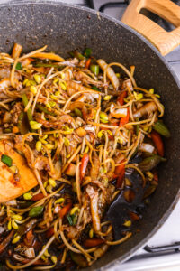 nouilles chow mein avec sauce