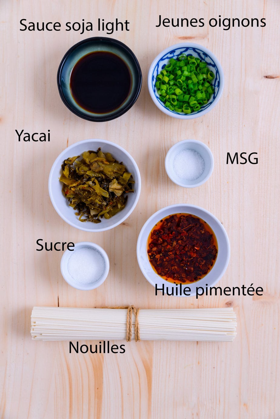 Ingrédients pour réaliser les nouilles du sichuan au glutamate sur fond de bois