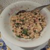 lap poulet dans une assiette blanche