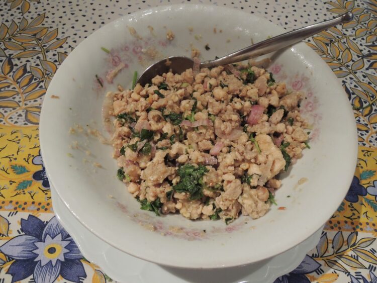 lap poulet dans une assiette blanche