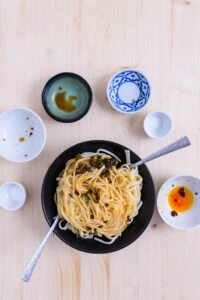 Nouilles du Sichuan mélangées dans un bol noir