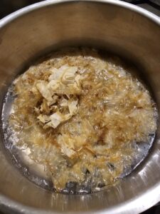katsuobushi ajouté à de l'eau bouillante dans une casserole