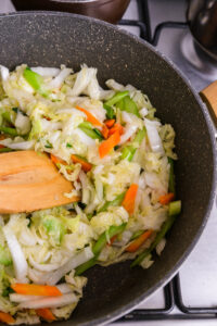 légumes pour chow mein réduits dans une casserole