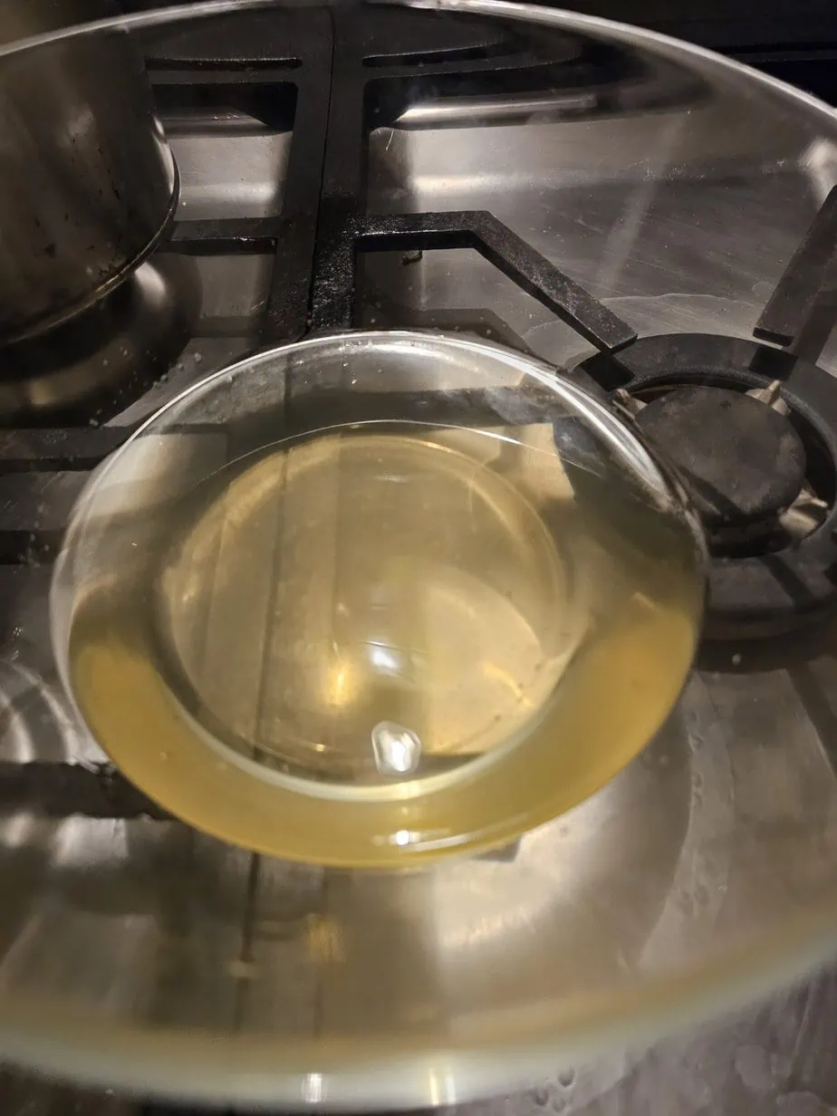 bouillon dashi filtré dans un bol clair