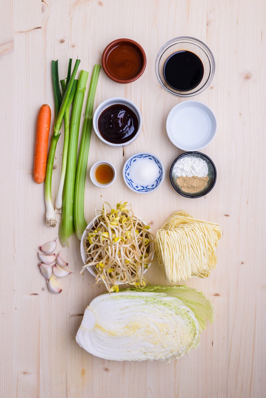 ingrédients du chow mein étalés sur une table en bois