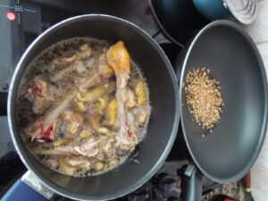 bouillon de poulet dans casserole noire