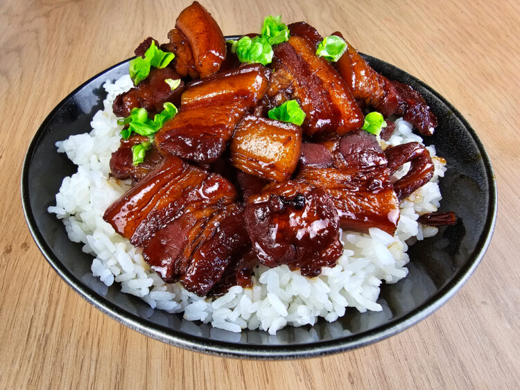 lu rou fan sur un bol de riz sur fond de bois