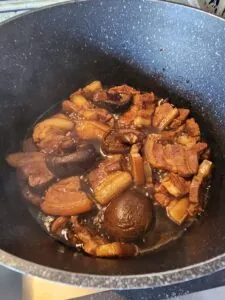 porc braisé dans une casserole