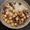 noisettes torréfiées dans un récipient en métal gris