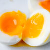 oeufs mollets sur fond blanc