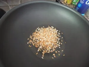 riz gluant torrefié dans un wok