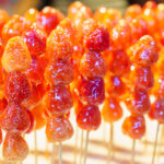 tanghulu chinois sur des brochettes