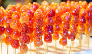 tanghulu chinois sur des brochettes