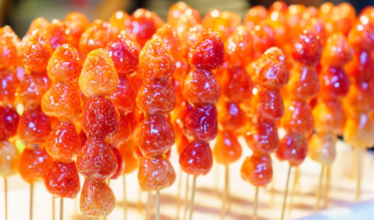 tanghulu chinois sur des brochettes