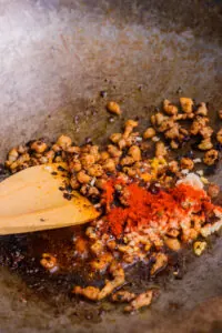 ail et piment en poudre dans le wok