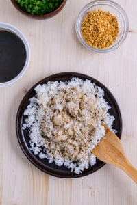 Mélange de la sauce dans le riz