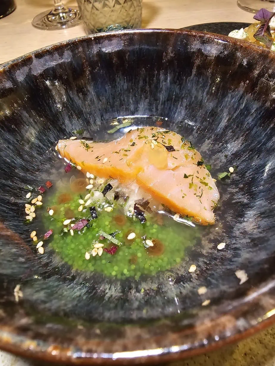 Saumon saumuré au dashi dans un bol noir