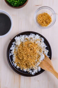 ail frit sur du riz dans une assiette noire