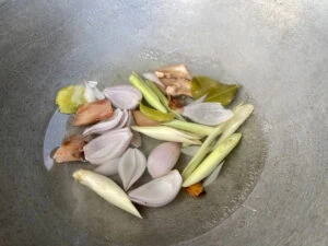 aromates dans un wok dans de l'eau bouillante