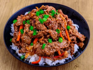 boeuf bulgogi sur du riz et fond de bois