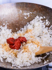 concentré de tomate avec riz dans un wok