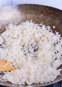 séparation de graisn de riz dans un wok