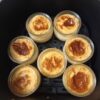 pots de crème aux oeufs posés dans un panier noir de air fryer