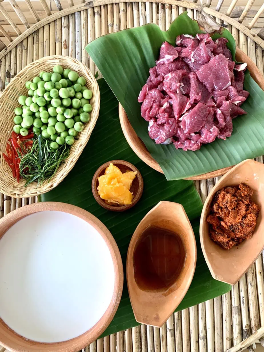 ingrédients pour le curry de boeuf panang sur un panier en osier