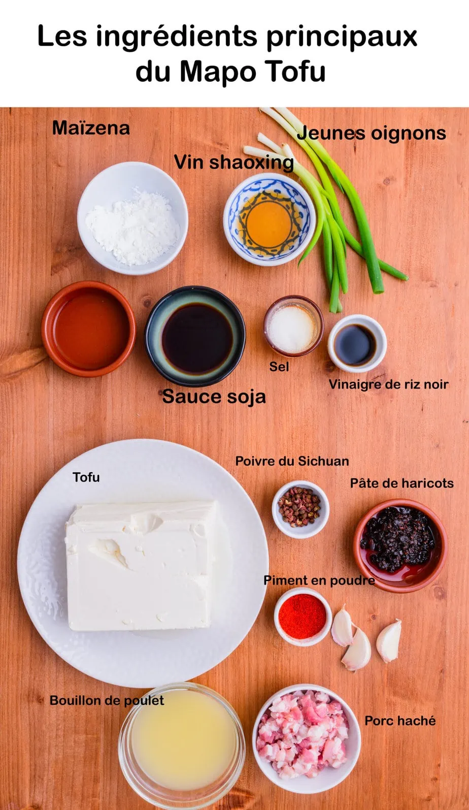 Les ingrédients principaux du mapo tofu sur une planche en bois