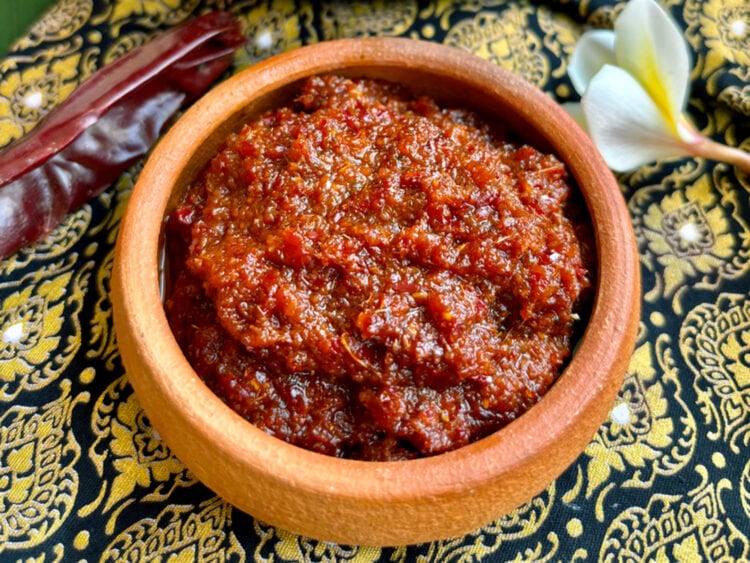 pâte pour tom yum dans un bol en argile orange