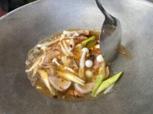 pâte de piment dans un wok avec divers aromates