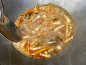 soupe tom yum pâlissant avec l'ajout de lait en poudre
