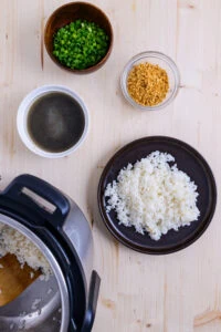 riz cuit sur assiette