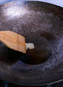 saindoux fondant dans le wok