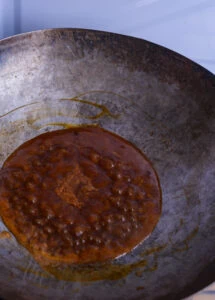 Sauce qui bout dans un wok pour nouilles dan dan