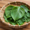 Feuilles de shiso sur un panier en osier