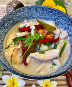 Soupe tom kha gai dans un bol