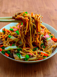nouilles yakisoba sur fond de bois