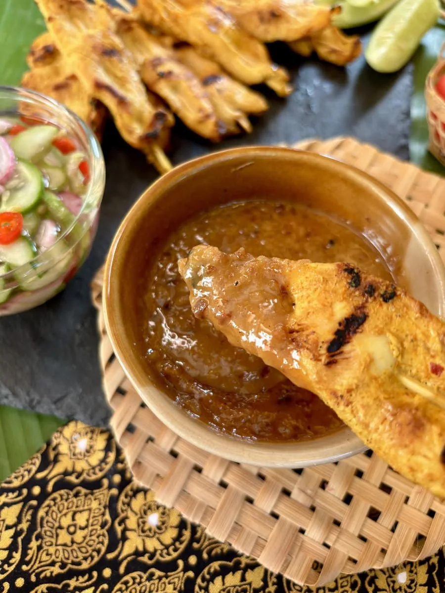 brochettes de poulet thaï trempées dans la sauce satay