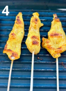 brochettes de poulet satay cuisant sur le grill