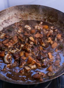bouillon rajouté dans un wok